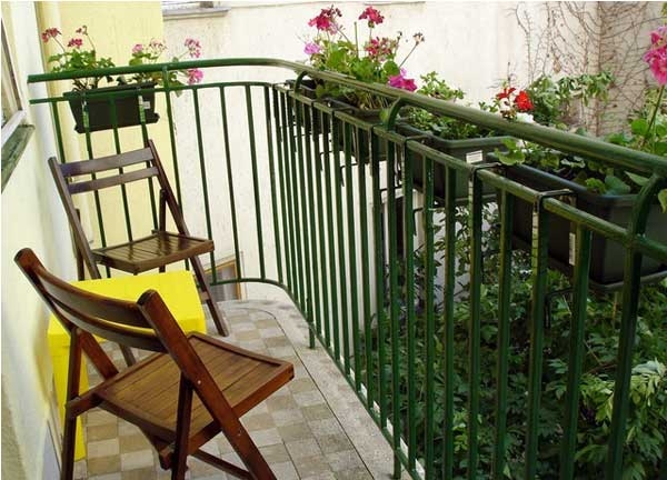 Ban công nên giữ sạch sẽ, thông thoáng Ban công nên bài trí đồ vật gọn gàng, sạch sẽ, thông thoáng.