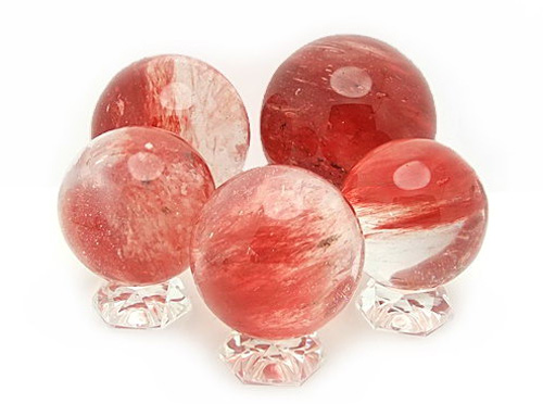 Cách hóa giải các sao hung của năm 2014 3 Những quả cầu pha lê màu đỏ giúp hóa giải sao số 3.