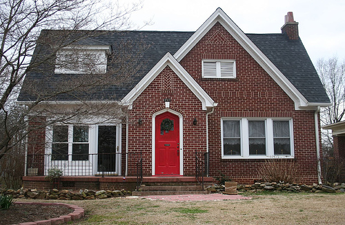 Ngôi nhà xinh với cửa màu đỏ hợp phong thuỷ 6 Ngôi nhà xinh với cửa màu đỏ hợp phong thuỷ | ảnh 7