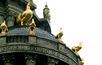 Có nên dát vàng nhà cửa, đồ vật? Sáu con gà dát vàng được đặt trang trọng ở những vị trí cao nhất trên tòa nhà của một đại gia.