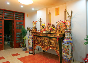 Bàn thờ bị xà nhà đè hóa giải được không? Bàn thờ bị xà nhà đè hóa giải được không? | ảnh 1