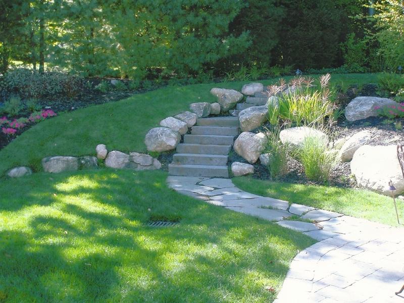 Nên bài trí đá một cách tinh tế Bài trí đá giúp tăng vượng khí cho vườn, khi chọn đá nên chú ý chọn đá phong thủy theo mệnh của gia chủ