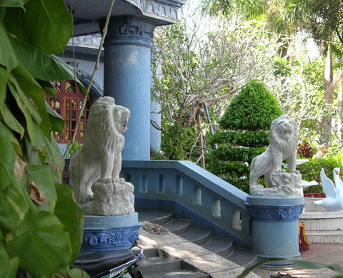 Các đồ vật trang trí may mắn có thể hoá giải hung sát Để hóa giải hung sát, trước nhà bạn có thể đặt các đồ vật <a class=