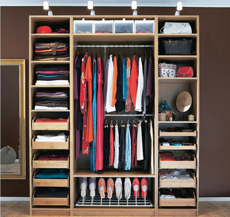 trong tủ quần áo thay vì gấp chúng lại