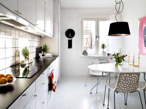 Gian bếp tại sao phải sáng sủa, màu sắc hài hoà? Bài trí phòng bếp nên xem màu phong thủy, màu trắng, xám nhẹ nhàng sẽ mang lại sự hài hòa âm dương cho phòng bếp.