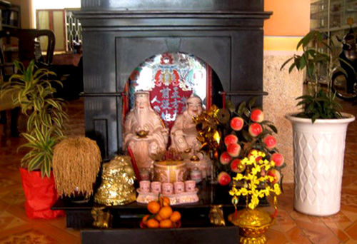 Những nguyên tắc quan trọng khi đặt bàn thờ Thần Tài Một bàn thờ Thần Tài và Thổ Địa trong cửa hàng kinh doanh được đặt hợp phong thủy. Ảnh minh họa.