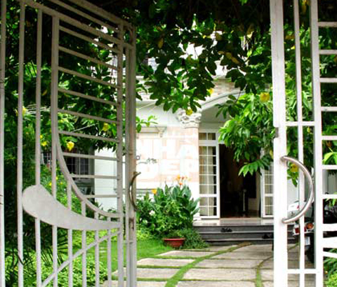 Cửa chính cần rộng mở để đón năng lượng tốt