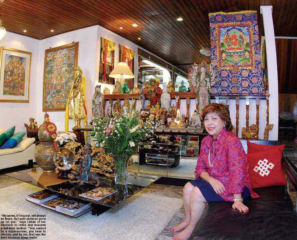 Nhà của bà không hổ danh là ngôi nhà của chuyên gia phong thủy với vô số vật phẩm phong thủy được trưng bày Nhà của bà có vật phẩm phong thủy được trưng bày