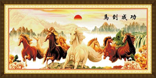 Tranh mã đáo thành công là tranh 8 con ngựa đang phi nước đại Tranh mã đáo thành công là tranh 8 con ngựa đang phi nước đại