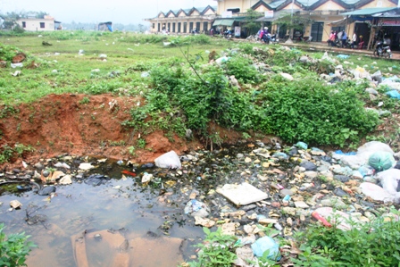 Cách chọn vị trí, hình thế tòa nhà hợp phong thủy (P2) 2 Tòa nhà xây gần trạm tập kết rác thải.