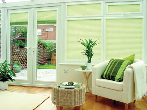 Bài trí cây, hoa hợp phong thủy cho từng phòng trong nhà Ớ cửa nên bài trí những loại cây, hoa có dáng thẳng đứng.