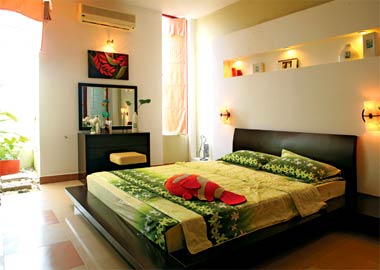 Tránh trực xung khi mở cửa nhà 1 Cửa ra ban công nên mở ở dưới chân giường.