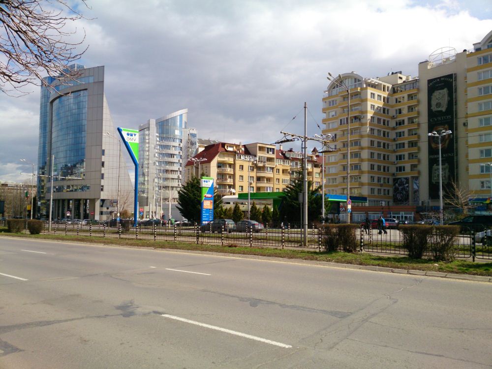 Cách chọn vị trí, hình thế tòa nhà hợp phong thủy (P2) 3 Nhà mình quá bé nhỏ, tòa nhà phía trước quá cao lớn.